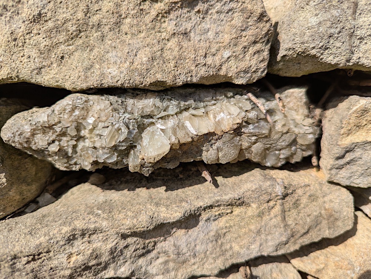 Crystalline inclusions in Cotswold&nbsp;stone